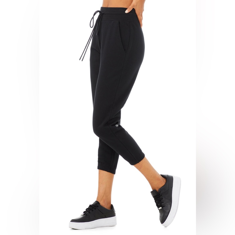 NWT Alo yoga 7/8 easy sweatpants XS